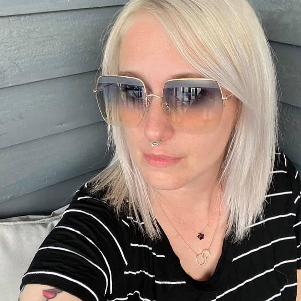 Swoon Eyewear Model - Blond Model Wearing 70's Inspired Fashion Sunglasses